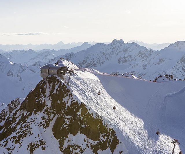 Die Bergstation der Wildspitzbahn mit dem Cafe 3440 am Pitztaler Gletscher.