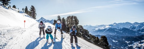Familie beim Skifahren im Pitztal am Hochzeiger