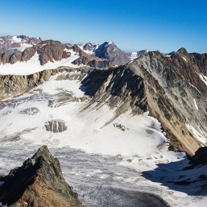 Blick von oben auf die Bergstation der Wildspitzbahn mit Wildspitzblick